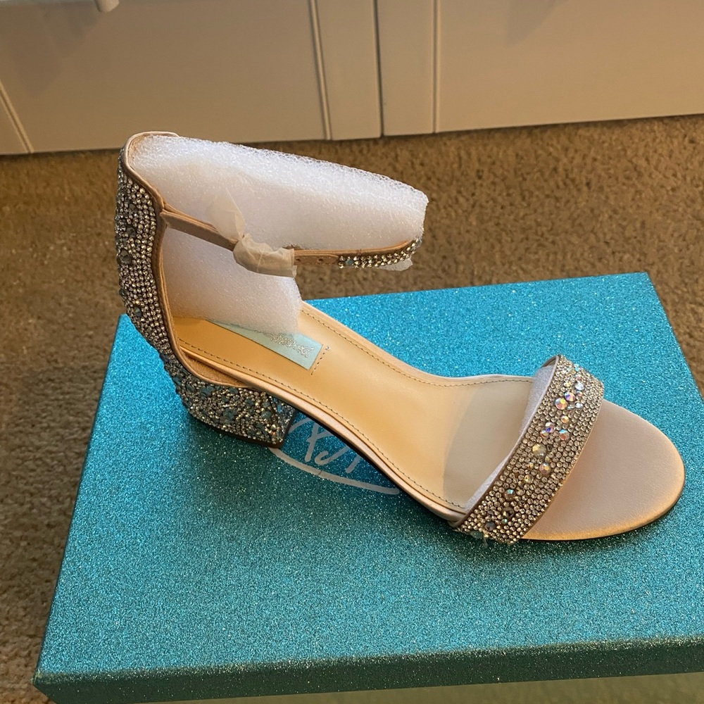 Gorgeous Betsy Johnson Wedding Sandal size 7.5!
